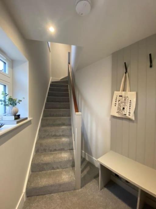 New Modern Studio Apartment Near To City Centre Salisbury Buitenkant foto
