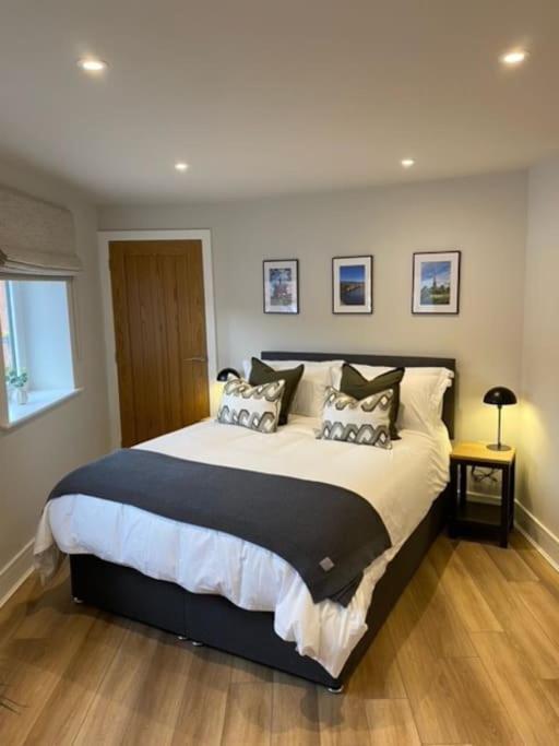 New Modern Studio Apartment Near To City Centre Salisbury Buitenkant foto