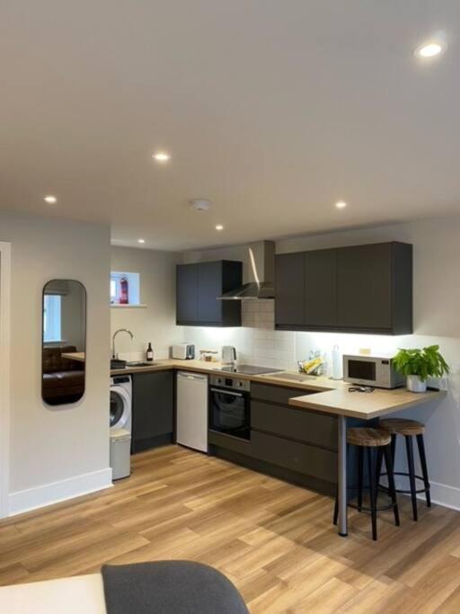 New Modern Studio Apartment Near To City Centre Salisbury Buitenkant foto