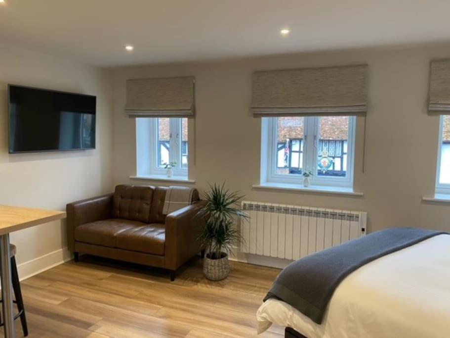 New Modern Studio Apartment Near To City Centre Salisbury Buitenkant foto